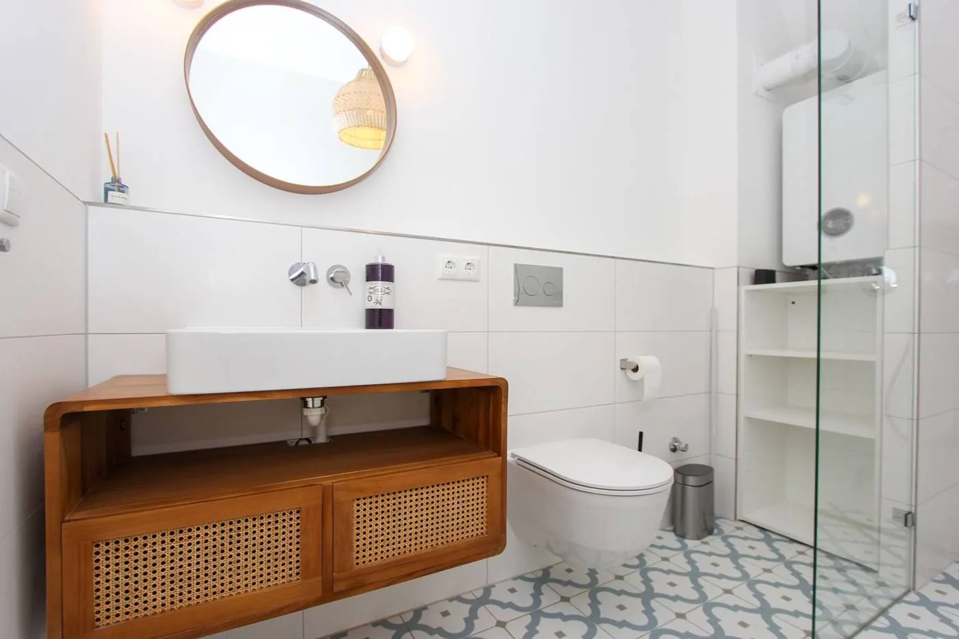 Waschtisch mit Rattanfront, Wand-WC und Glasdusche