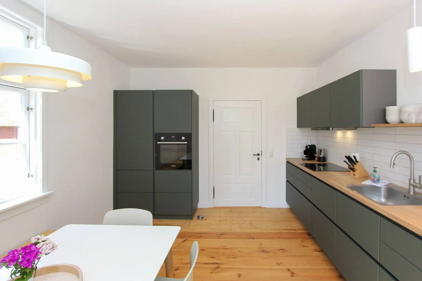 Hochschrank mit Backofen und Blick zur Küchentür