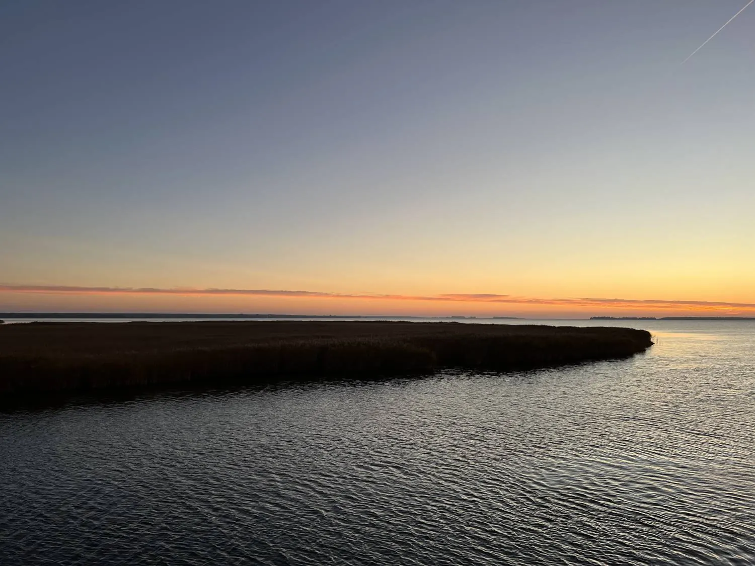 Abendstimmung am Bodden mit Schilfkante und ruhigem Wasser